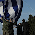 Ο Μαργαρίτης Σχοινάς μπήκε μπροστά στην ΠτΔ για να μην την... «καταπλακώσει» η Ελληνική Σημαία (ΒΙΝΤΕΟ)