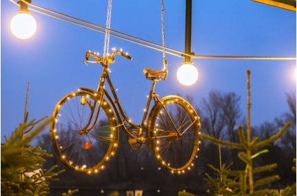 formas ingeniosas de adornar la navidad en casa usar una bicicleta en la decoracion