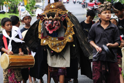 Bali, Tari Bali, Barong Bangkung, Ngelawang, Galungan, Kuningan, Liburan di Bali, budaya Bali, Pura, Tari Rejang