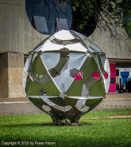 Sculpture (2008) of Darlan Rosa in front of Centro Cultural Banco do Brasil, Brasília