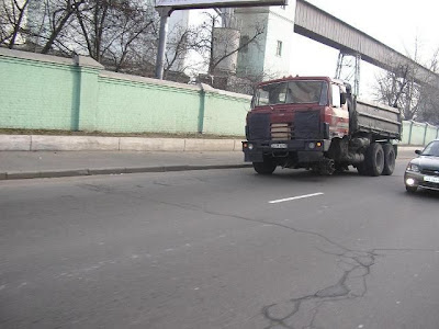 camión sin una rueda without a wheel truck