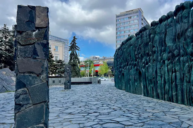 проспект Академика Сахарова, Садовая-Спасская улица, мемориальный комплекс жертвам политических репрессий «Стена скорби» (открыт в 2017 году)