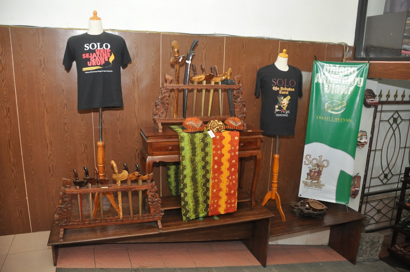 Batik Omah Laweyan = Batik dan Handicraft, Batik, Handicraft