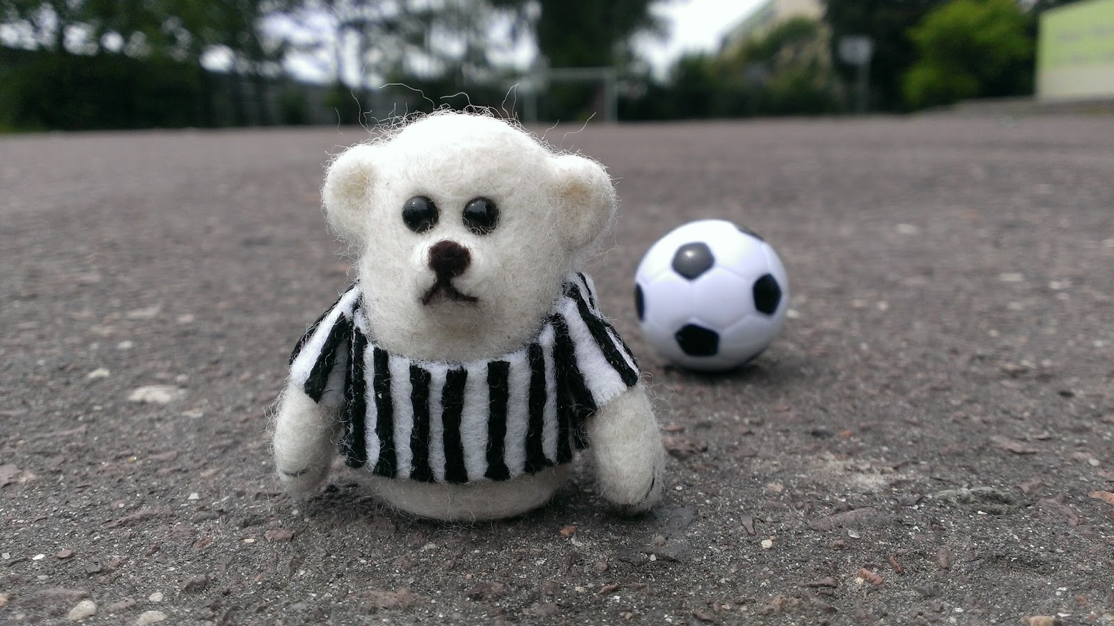 Felted polar bear in Juventus shirt