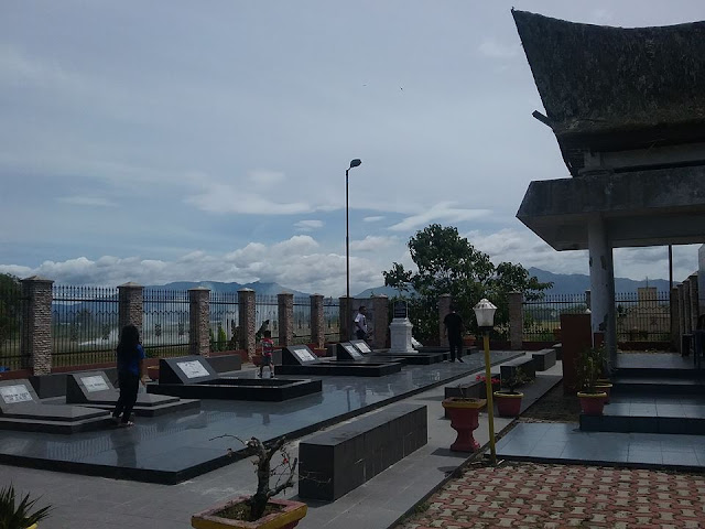 Makam Misionaris batak DR.IL.Nommensen di Sigumpar kabupaten Toba samosir