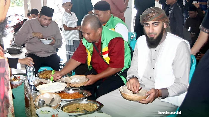 makan prasmanan masjid tinggede