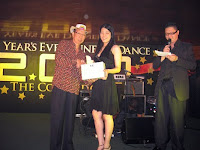 A lady receiving her prize during the lucky draw