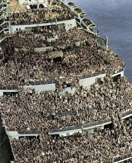 The RMS Queen Elizabeth pulling into New York with service men returning home after the end of World War 2, 1945.