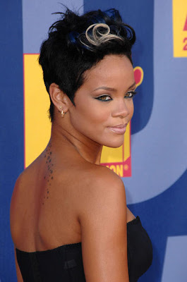 Rihanna's Hair Styles35
