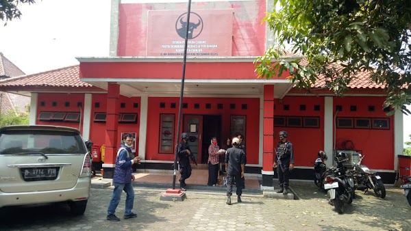 Usai Diteror Bom Molotov, DPC PDIP Cianjur Dijaga Pasukan