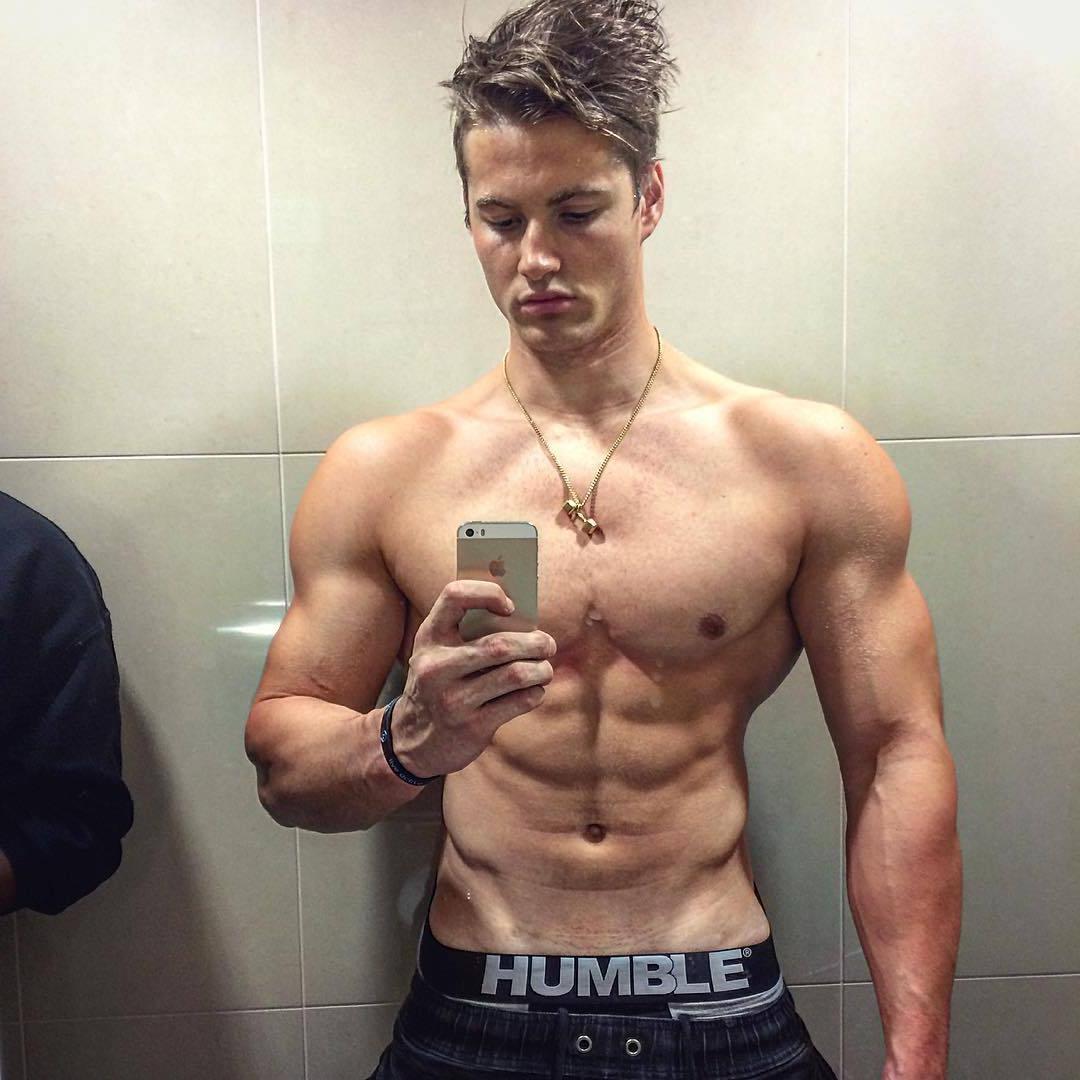 fit-guy-carlton-loth-hot-selfie-shirtless-muscular-body-wide-shoulders-small-male-waist