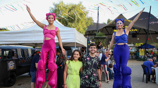 Artistas de Humor e Circo tirando fotos com o público do evento.