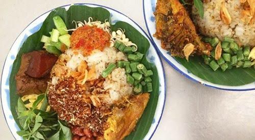 Nasi ulam adalah hidangan nasi yang dicampur berbagai bumbu dan rempah