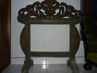 barang antik tempat tombak keraton kuno