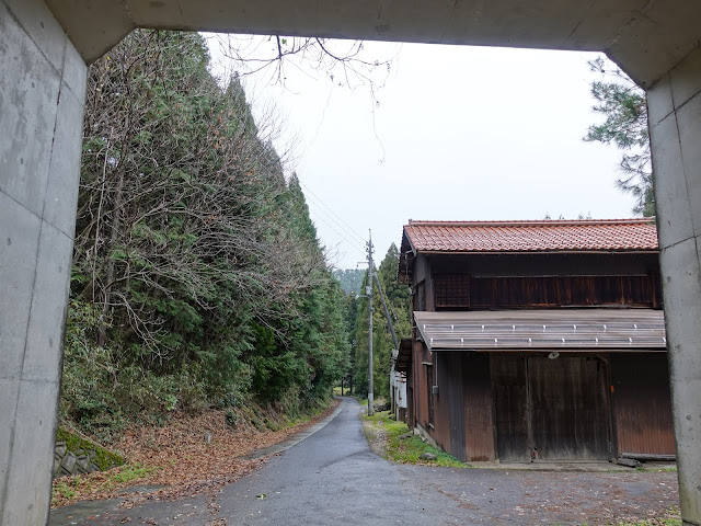 赤松稲吉線の箱桁橋（はこげたきょう）を潜り本宮集落に向かいました