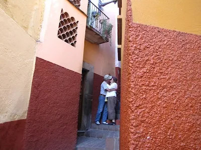 Kiss Alley in action in Guanajuato, Mexico