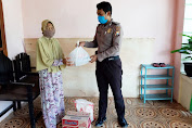 Polisi Peduli, Bhabinkamtibmas Desa Batu Mila Beri Bantuan Sembako pada Warga