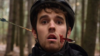 Luke Cousins se fait tuer dans Détour Mortel 6, une flèche dans la tête, gore, meurtre, horreur