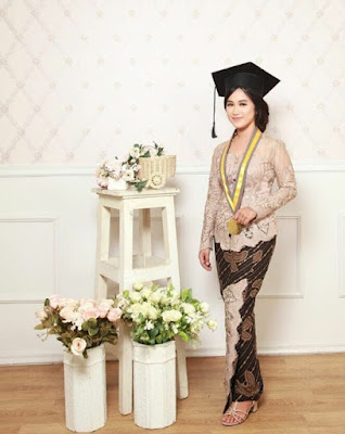 model gaya rambut wisuda modern terbaru