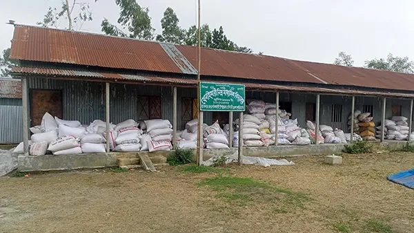 রৌমারীতে বিদ্যালয়ে শিক্ষার্থী নেই, তবুও সরকারি বই বিতরণ