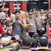 Polres Kuningan Dampingi Aksi Unjuk Rasa Honorer dengan Pendekatan Humanis