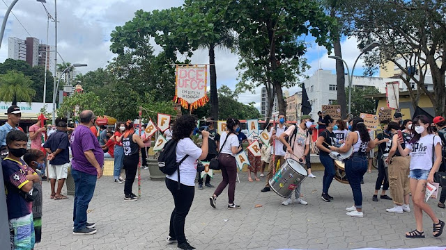 Manifestantes fazem atos contra Bolsonaro e a favor da vacina em diversas cidades do país