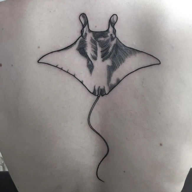 tatuaje de mantarraya en la columna vertebral