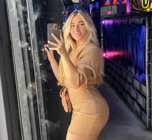 Carriejune Anne Bowlby (Instagram Star) Biography, Net Worth, Divorce, Age, Wiki & More