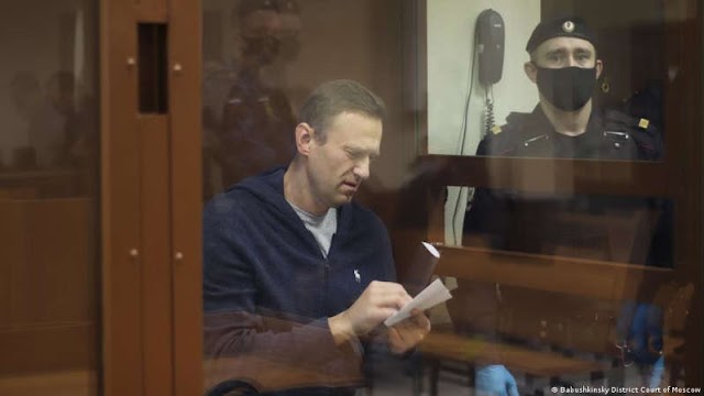  The Russian prison service transferred Alexei Navalny to hospital