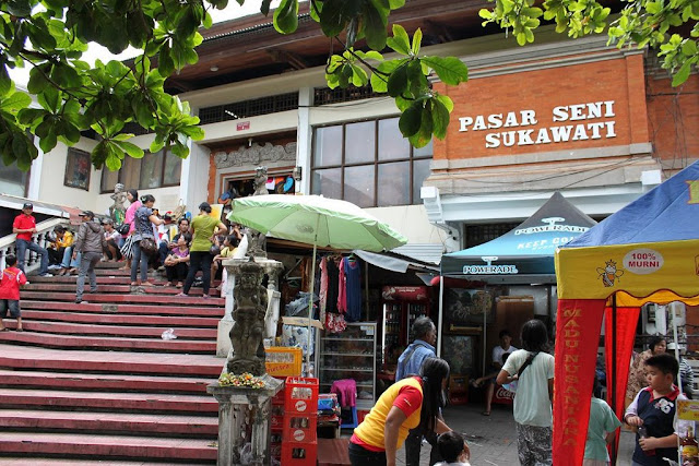 Gerbang masuk Pasar Seni Sukowati