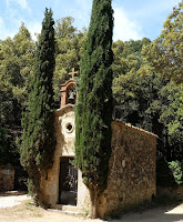 Ermita presidida por dos cipreses del Parque  Natural Montnegre-Corredor en Pineda de  Mar. 