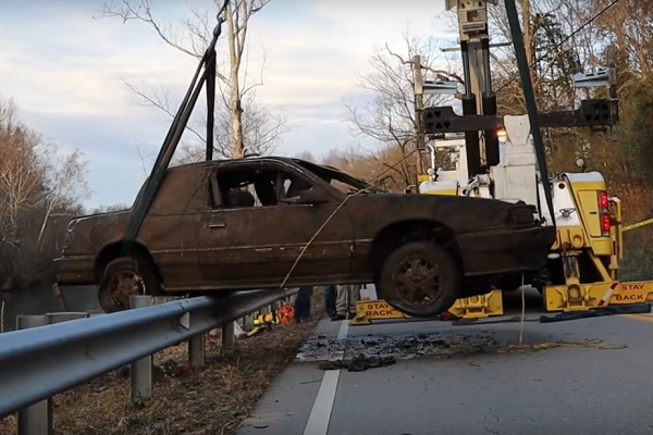 YouTuber mergulhador encontra carro em rio com corpos de adolescentes desaparecidos há 21 anos