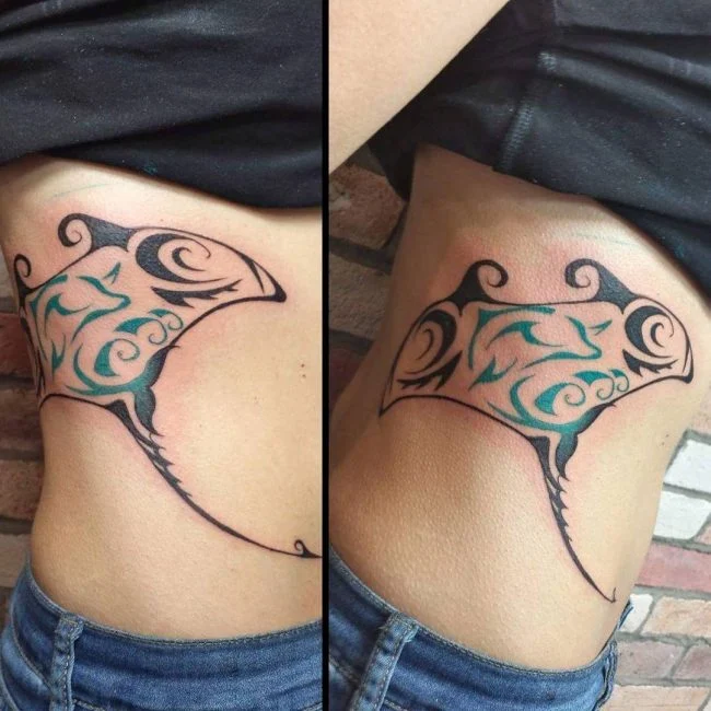 tatuaje de mantarraya tribal en el costado