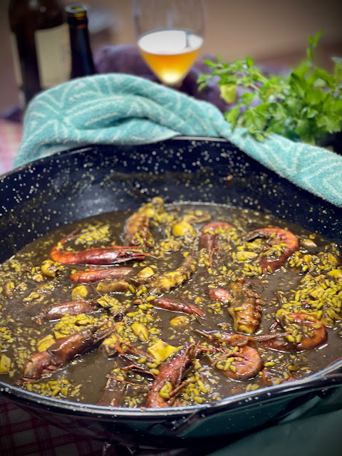 Arroz caldoso de pulpo en su tinta y gamba roja