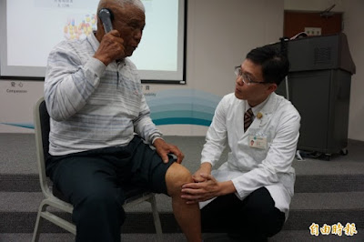 京都同仁堂 郭阿公就診透過聽力輔助器，聽醫師講話更清楚。