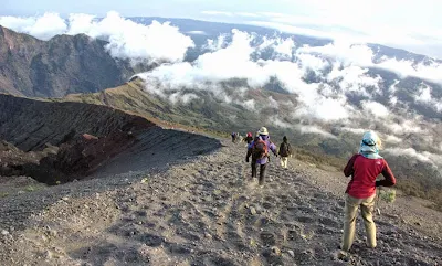 Kami berharap tidak berlari menuruni dari Puncak Gunung Rinjani 3726 m dpl