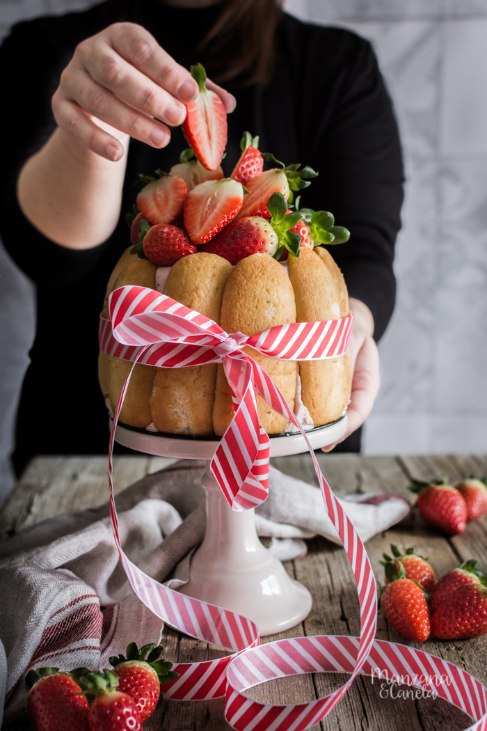 Charlota de fresas y almendra