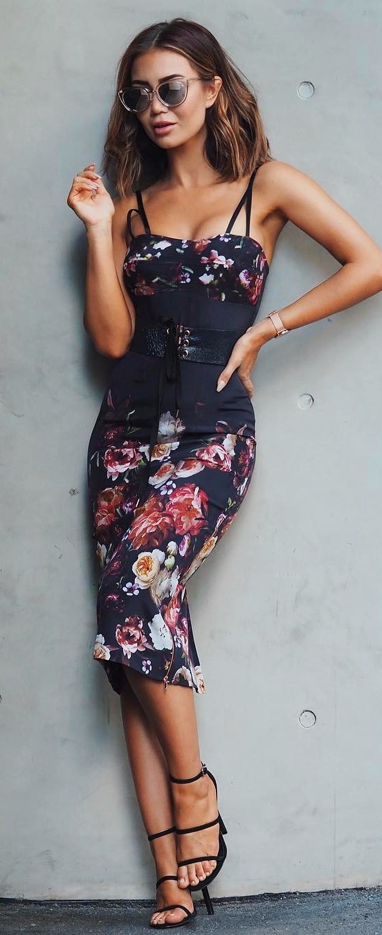 how to wear office outfit and look sexy: floral bodycon dress 