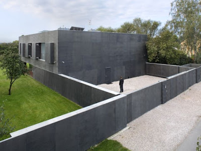 House with Moving Walls