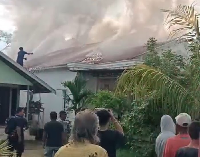 Kebakaran Rumah Warga di Medan Jaya Kayong Utara Berhasil Dipadamkan, Diduga Akibat Korsleting Listrik