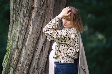 Beże i brązy w stylizacji na jesień. Płaszcz dyplomatka i bluzka z falbanami | Styling in fall colors - Czytaj więcej »