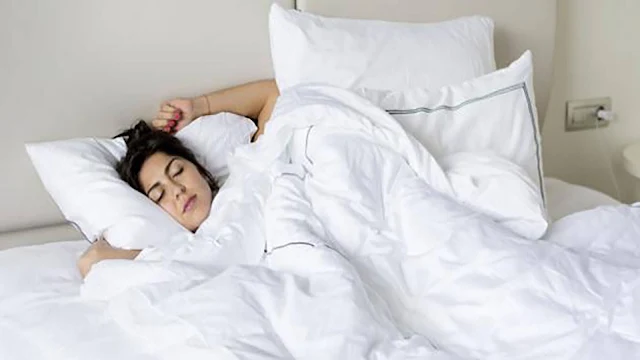 وضعيات نوم تجنّبك "التجاعيد"!  وكالة البيارق الإعلامية   يمكن أن يعاني الكثير من الناس من أجل النوم طوال الليل والعثور على أوضاع مريحة. ومع ذلك، هناك بعض الوضعيات التي قد تكون أفضل من غيرها.  وفي الواقع، تقول مؤسسة Sleep Foundation إن الاستلقاء على الظهر هو ثاني أكثر أوضاع النوم شيوعا، وعندما تكون مستلقيا على ظهرك، فمن السهل الحفاظ على محاذاة عمودك الفقري وتوزيع وزن جسمك بالتساوي، ما يمنع أي آلام محتملة في الرقبة.  وتضيف: "تستفيد بشرتك أيضا من وضع النوم على الظهر. فلا توجد وسادة أو مرتبة تضغط على وجهك وتساهم في ظهور التجاعيد".  وتوضح أيضا: "النوم على الظهر يمكن أن يخفف أيضا من احتقان الأنف أو الحساسية، طالما أنك تدعم نفسك في وضع مستقيم".  ويمكن أن تشمل الأوضاع الجيدة الأخرى النوم على جانبك، والتي قد تقدم العديد من الفوائد. إنه يعزز محاذاة العمود الفقري بشكل صحي وهو وضع النوم الأقل احتمالية للتسبب في آلام الظهر، خاصة عند دعمه بالوسائد.  ويضيف أن "النوم على الجانب قد يقلل أيضا من حرقة المعدة والشخير، ما يجعله مكانا أفضل للنوم للأشخاص الذين يعانون من توقف التنفس أثناء النوم أو الارتجاع الحمضي".  وحددت راشيل سالاس، الأستاذة المساعدة في علم الأعصاب بجامعة جونز هوبكنز ميديسن، أفضل أوضاع النوم من موقع المنظمة على الإنترنت.  وقالت إن وضعية النوم بالنسبة للشباب الأصحاء أقل أهمية، ولكن كلما تقدمت في العمر وواجهت مشاكل طبية أكثر، يمكن أن تصبح وضعية النوم إيجابية أو سلبية.  ويقول الموقع الإلكتروني: "بالنسبة للأشخاص الذين يعانون من آلام الرقبة، فإن النوم والوجه لأعلى يمكن أن يجعل الألم أسوأ في بعض الأحيان. لكن الكثير من الناس يجدون أن نوم الظهر مفيد في تخفيف آلام أسفل الظهر. وإذا كنت تعاني من ألم في عمودك الفقري، فجرّب أوضاعا ووسائد مختلفة للعثور على ما يناسبك".  وتضيف: "انقطاع النفس الانسدادي النومي يتسبب في انهيار المسالك الهوائية أثناء النوم، ما يؤدي إلى توقف التنفس. وغالبا ما يترافق مع الشخير. ويمكن أن يساعد وضعك على جانبك أو معدتك في إبقاء مجرى الهواء مفتوحا لتقليل الشخير وتخفيف انقطاع النفس الخفيف".  وتنص مؤسسة Sleep Foundation على أن: "التكيف مع وضع نوم جديد يستغرق وقتا، ولكنه ممكن. كن صبورا مع نفسك واستخدم الوسائد للمساعدة في تدريب جسمك على الوضع الجديد".