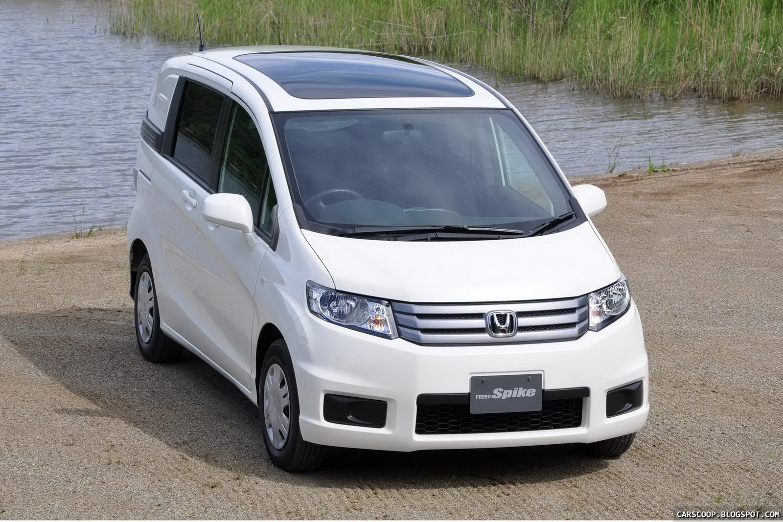 Carscoop New Honda  Freed  Spike Lifestyle Minivan Debuts 