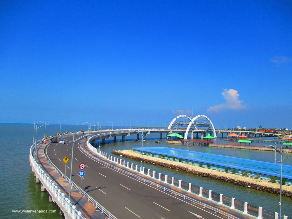 Bitter Sweet Indahnya Jembatan  Layang Surabaya  di Pantai 