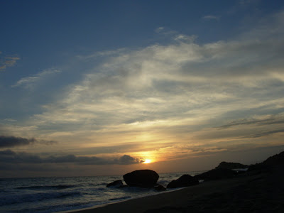 Hay cielos que le dan color al día, pero que son muy tímidos: sólo el que los espera y espera en ese lapso ubicado entre la noche y el día, entre el mar y la tierra. Parque Nacional Tayrona