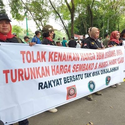 Tolak Kenaikan BBM, Forum Rakyat & Aktivis Gelar Aksi Demo Didepan Kantor PT Pertamina Medan