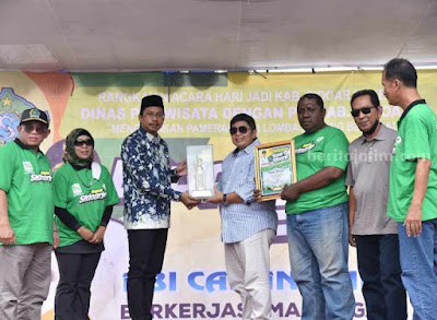 Bupati Sidoarjo H. Ahmad Muhdlor Ali menyerahkan piala kepada pemenang lomba