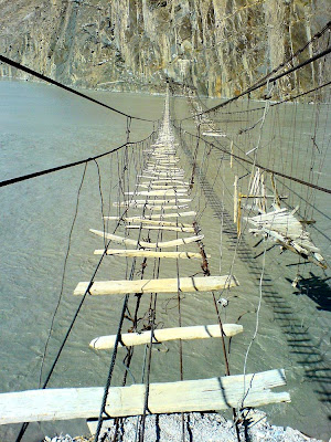 Hussaini Bridge pontes assustadoras mais perigosa do mundo paquistão rio hunza