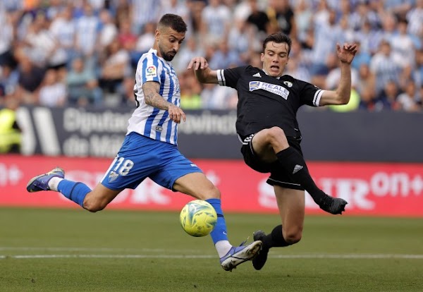 El Málaga pierde en casa ante el Burgos... y mantiene la categoría (0-1)