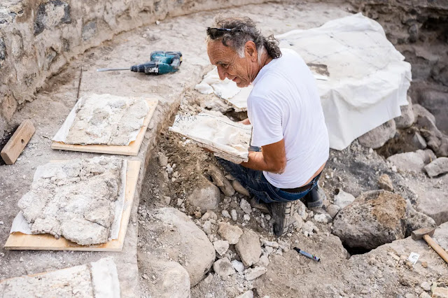 Ο συντηρητής Yehoshua Dray αφαιρεί το μωσαϊκό στην αψίδα στο el-Araj για να ανασκάψει κάτω από αυτό. [Credit: Rotem Taasa /  el-Araj excavation project]